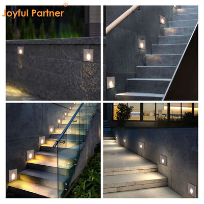 丸いLED階段ライト 1W 2W 鋳型アルミホイジング 壁に設置された屋外廊下